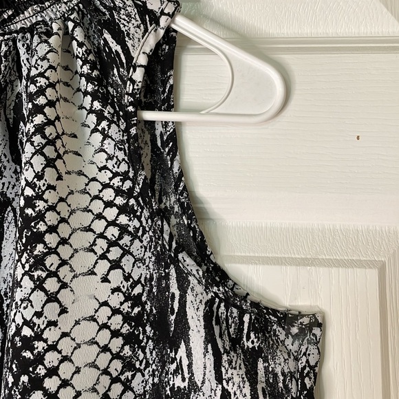 LEXINGTON AVENUE Snakeskin Print Mock Neck Top, Women’s M, Black Gray - Picture 3 of 8